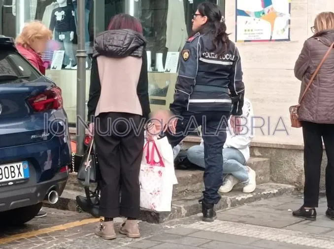 Violenta lite tra marito e moglie nel centro di Catanzaro davanti al bimbo 