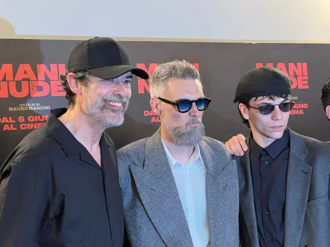 “Mani nude”, ieri a Milano l’anteprima del film con Gassmann e Gheghi girato tra i paesaggi della Calabria

