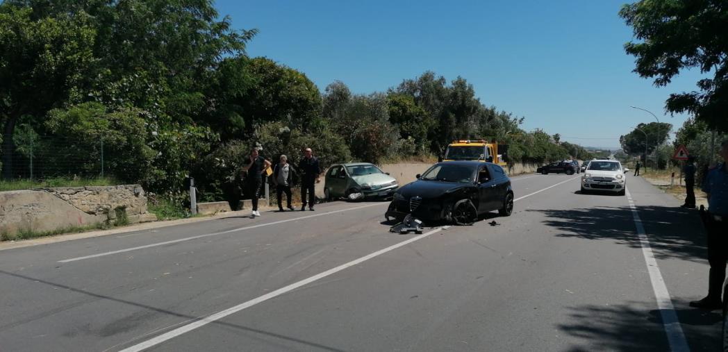 images Scontro frontale sulla Ss 106, due i feriti. La donna trasferita in ospedale con l'elisoccorso