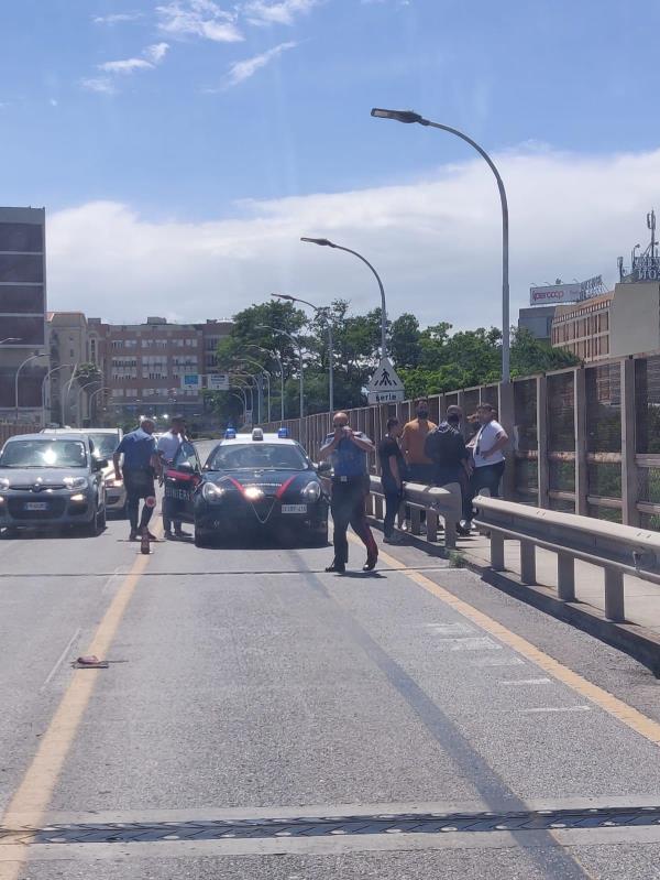 images Panico a Catanzaro: un uomo minaccia di lanciarsi dal Ponte Morandi. Pericolo sventato da carabinieri e ambulanza 