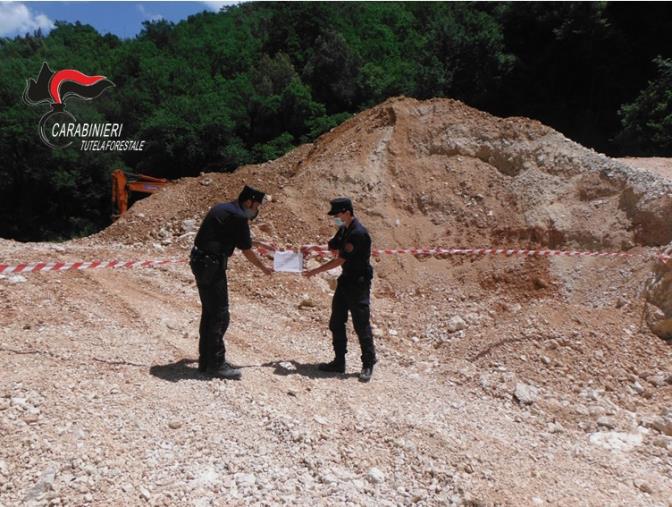 images Sequestrata una cava abusiva e tre escavatori in una zona vincolata paesaggisticamente a Martirano 