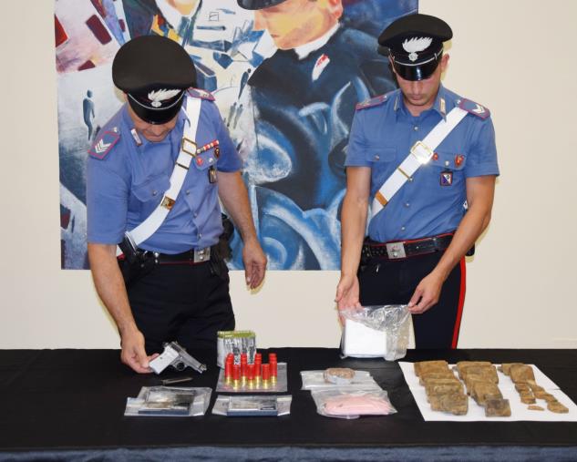 Oltre all'ordigno c'erano anche armi e droga all’interno dell’ex Magistrale “Gravina” a Crotone