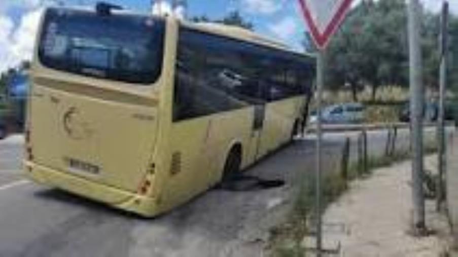 images Si apre una voragine nella strada a Vibo e "inghiottisce" un autobus 