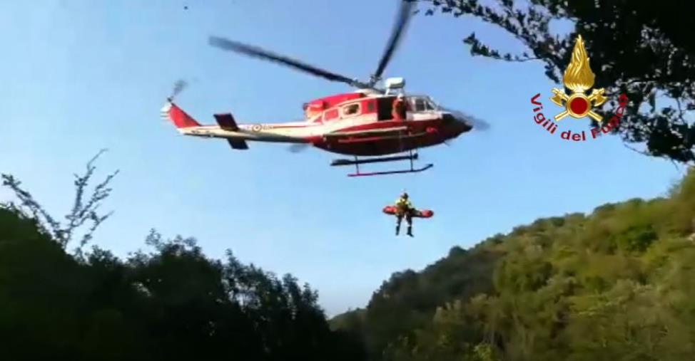 images Un uomo colto da malore sul fiume Simeri: salvato dai Vigili del Fuoco (FOTO e VIDEO)