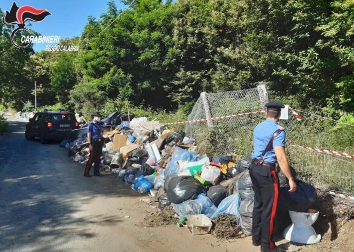 images Quintali di rifiuti accatastati alla rinfusa, i carabinieri sequestrano tre discariche a Scilla  