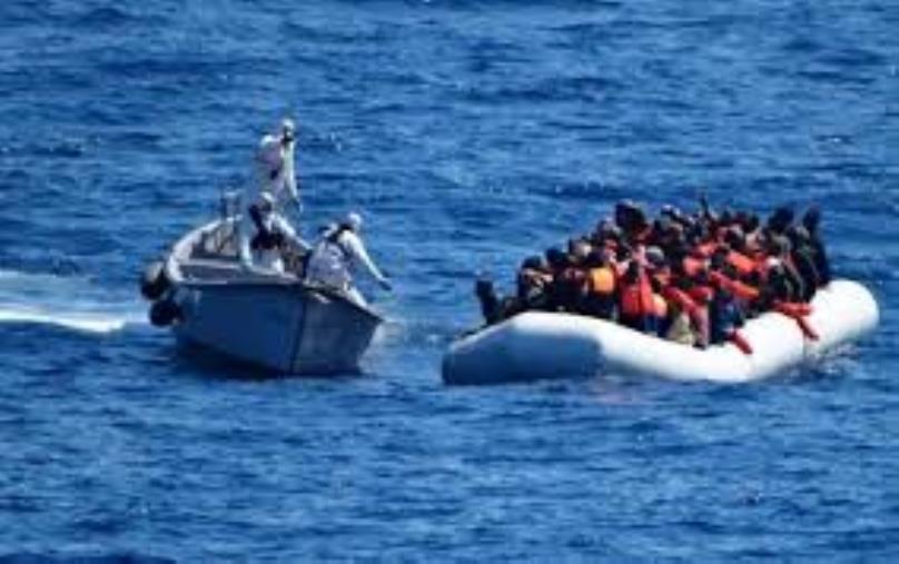 images Roccella Jonica, sbarcati 122 migranti: ci sono anche donne e bambini