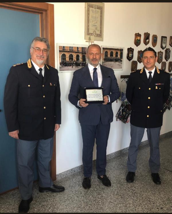 images Vitambiente, il presidente Marino elogia la Polizia stradale e dona una targa simbolica