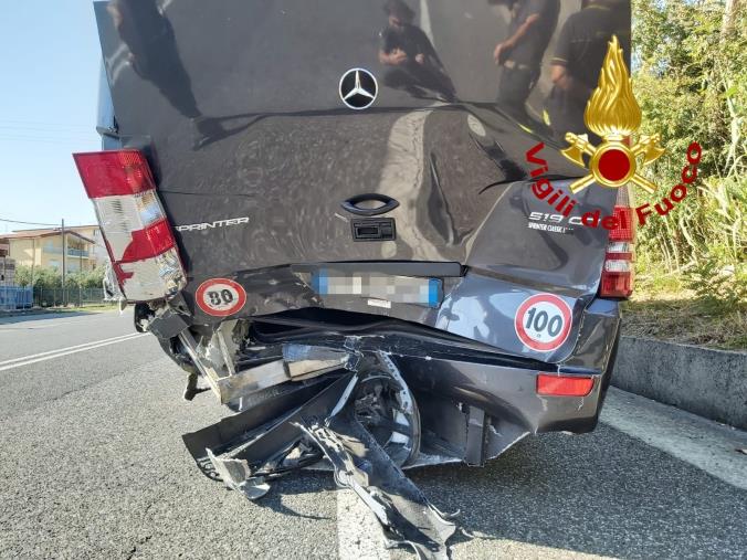 images Scontro tra un autobus e un'auto in via del Progresso a Lamezia Terme 