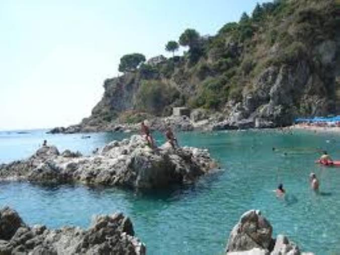 images A Copanello di Stalettì manca l'acqua. La rabbia di turisti e residenti: "Il mare bello e l’accoglienza non bastano più" (VIDEO)