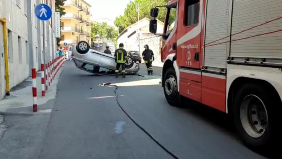 images Si ribalta con l'auto su via Pascali a Catanzaro, ferita una donna (VIDEO)