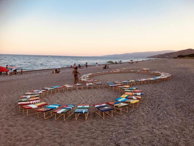 images Armonie d'arte festival. Allestita “La Bandiera del Mondo. 1+1=3” sulla spiaggia di Roccelletta di Borgia