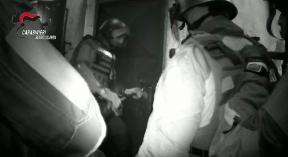 images A Grotteria si barrica in casa dopo aver accoltellato un compaesano, dopo 4 ore viene immobilizzato dai carabinieri (VIDEO)