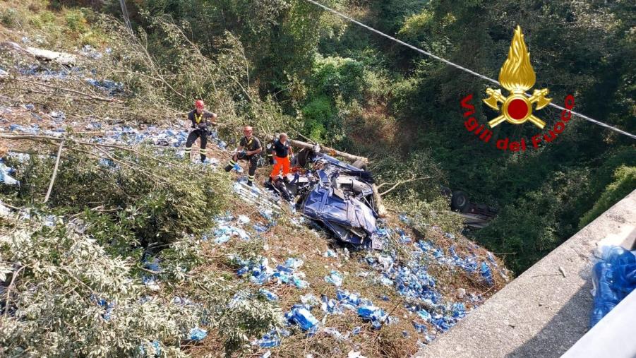 images Perde il controllo del tir e si ribalta in un burrone, muore sulla Provinciale per Giffone (VIDEO)