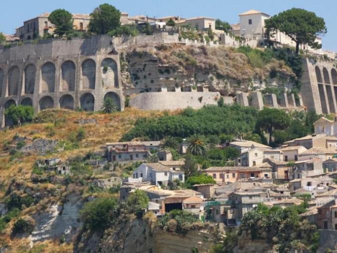 images Viabilità. Santelli: "La strada Locri-Gerace sarà subito messa in funzione" 