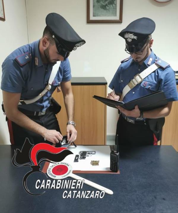 images Due ragazzi si disfano di una pistola clandestina, ma quando la recuperano trovano i carabinieri 