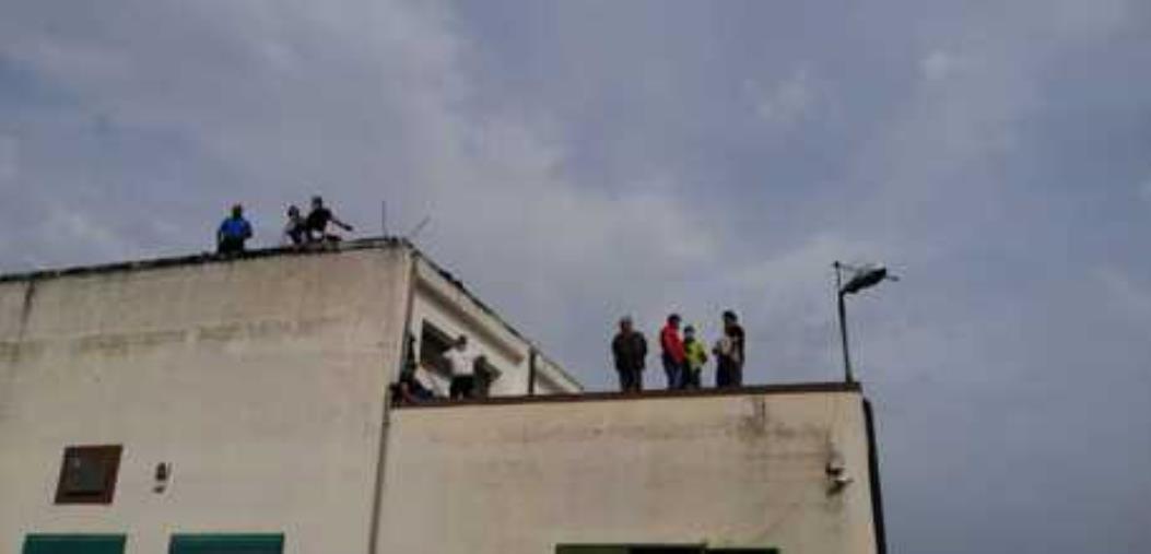 Operai senza stipendio salgono sul tetto della Centrale idroelettrica a Corigliano Rossano