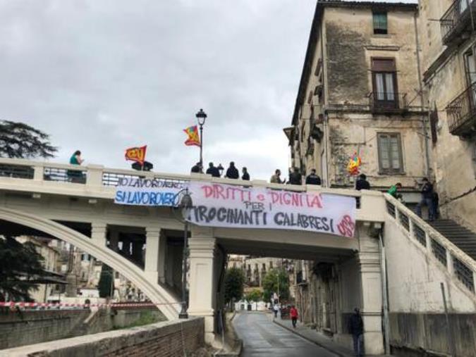 Giro d'Italia. La protesta dell'Usb di Cosenza: "Diritti e dignità per i tirocinanti calabresi" 