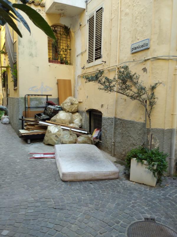 Una 'montagna' di rifiuti al Pianicello di Catanzaro, continua l'incuria nel centro storico