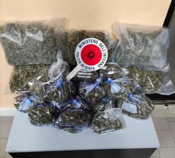 Sorpreso con quasi quattro chili di marijuana: la Polizia arresta un 59enne di Crotone percettore del reddito di cittadinanza