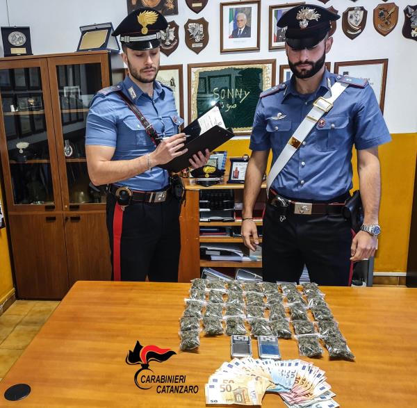 Viavai di tossicodipendenti da una casa e un negozio di Santa Maria di Catanzaro, 27enne arrestato