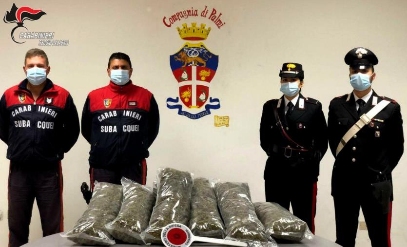 Trasportavano droga su una barca, a Palmi arrestate due persone e sequestrati 10 chili di marijuana  