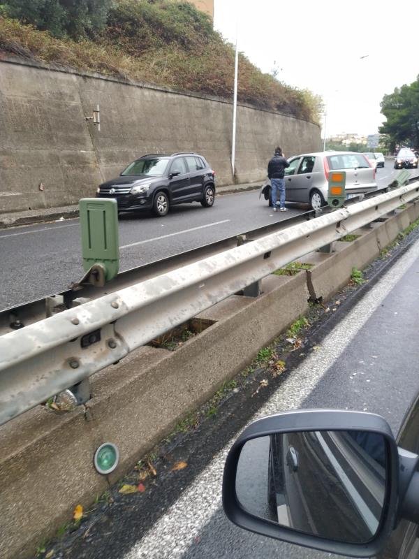 Auto in testa coda su Viale de Filippis, disagi alla circolazione 