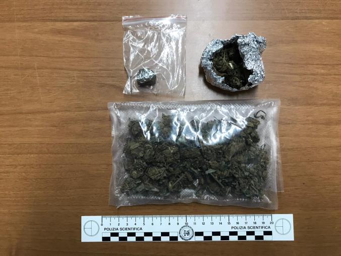 images Sorpreso mentre spaccia marijuana, 20enne arrestato a Cinquefrondi