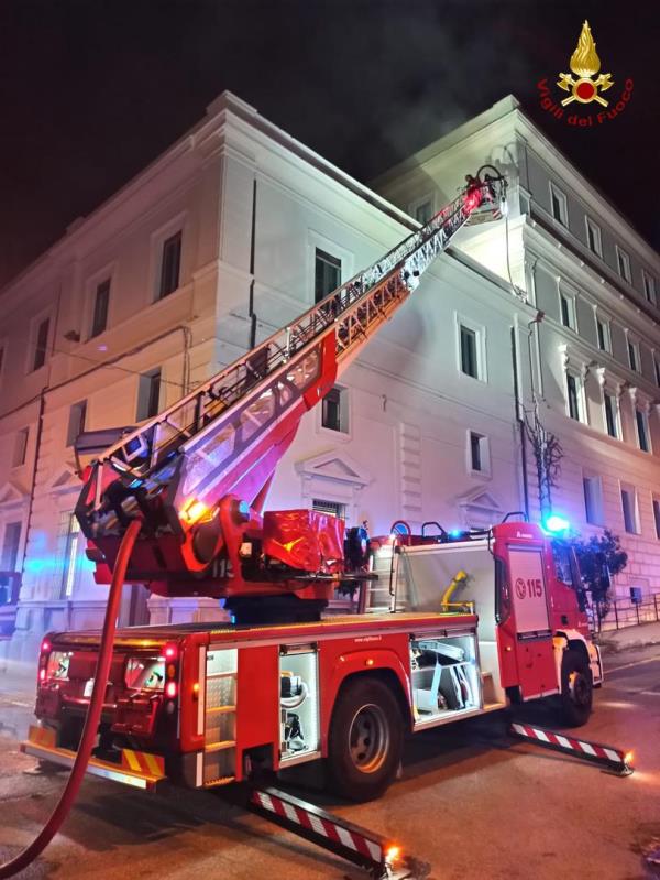 images Incendio nel palazzo della Corte d'Appello di Reggio Calabria: crollato il controsoffitto 