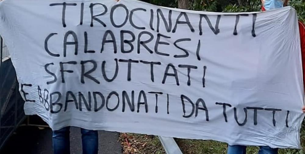 Tirocinanti, sit-in di protesta all’aeroporto di Lamezia Terme