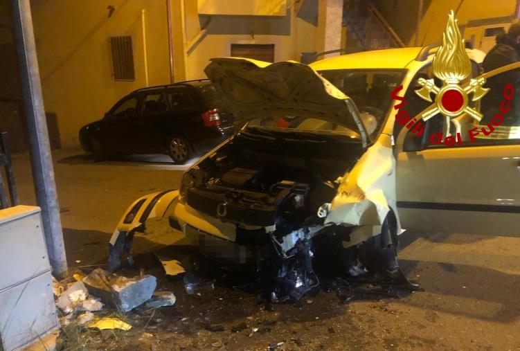 images Auto contro il muretto di una villetta nel centro di Sellia Marina, ferita la conducente  