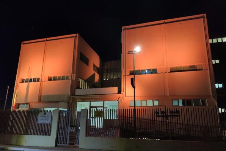 images Violenza sulle donne. I Carabinieri di Crotone aderiscono alla campagna "Orange the World" e la caserma si illumina di arancione