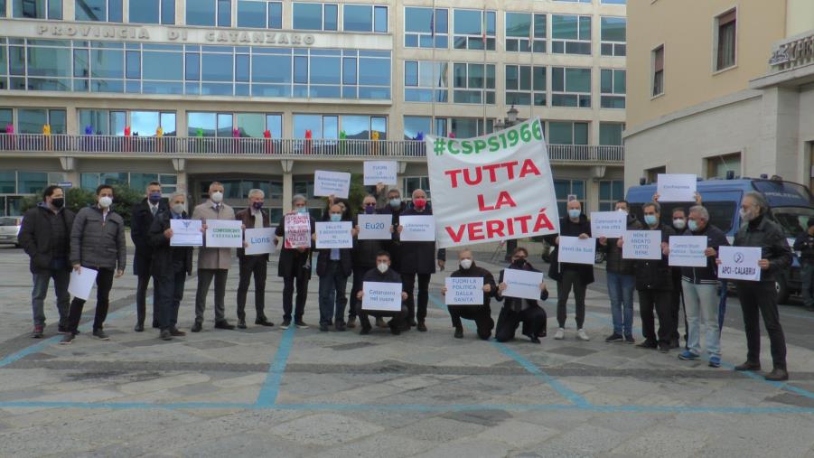 images Catanzaro. In piazza la rabbia delle associazioni: "Nessun ristoro è arrivato per i commercianti" (VIDEO)