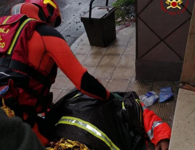 Maltempo a Reggio Calabria: i pompieri salvano tre persone rimaste intrappolate in macchina