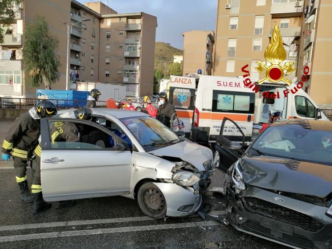 images Catanzaro. Scontro tra due auto a Viale Isonzo, tre i feriti 