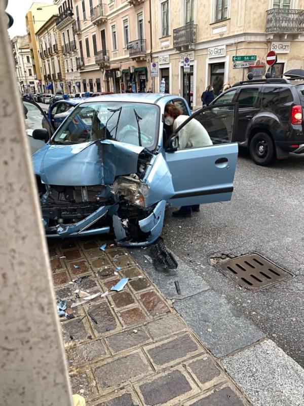 images Catanzaro. Incidente a via Indipendenza, un'auto finisce nel negozio di sartoria (FOTO)