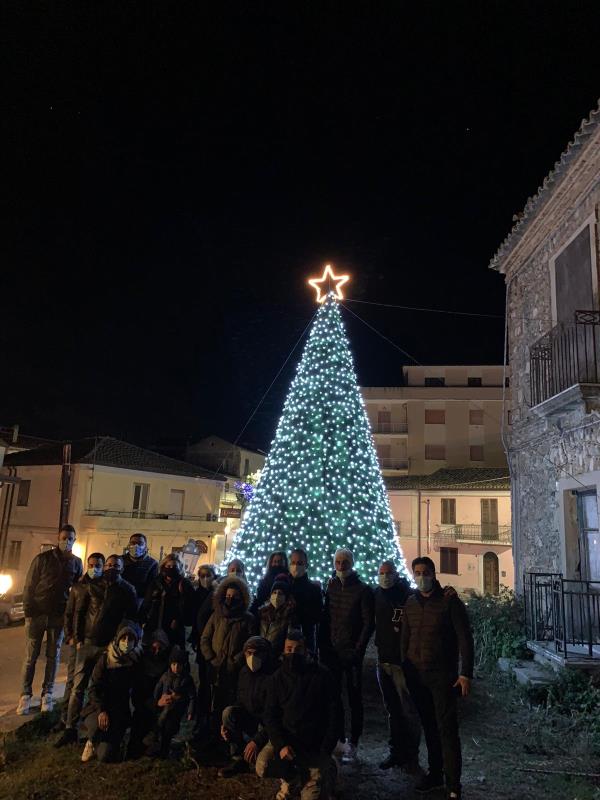 images Nel borgo di Cropani un albero di Natale per simboleggiare la speranza