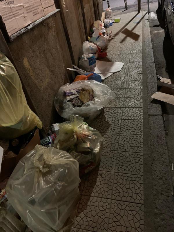 images La vergogna dei rifiuti abbandonati in via Buccarelli, l’avvocato Felice Foresta: "Tanto a Natale siamo tutti più buoni"