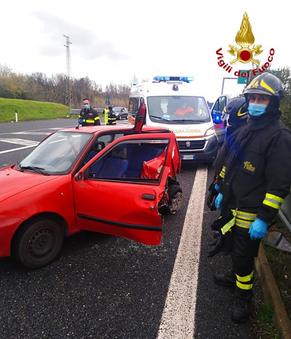 images Scontro tra un'ambulanza e un'auto sulla A2 nei pressi dell'uscita di Cosenza nord