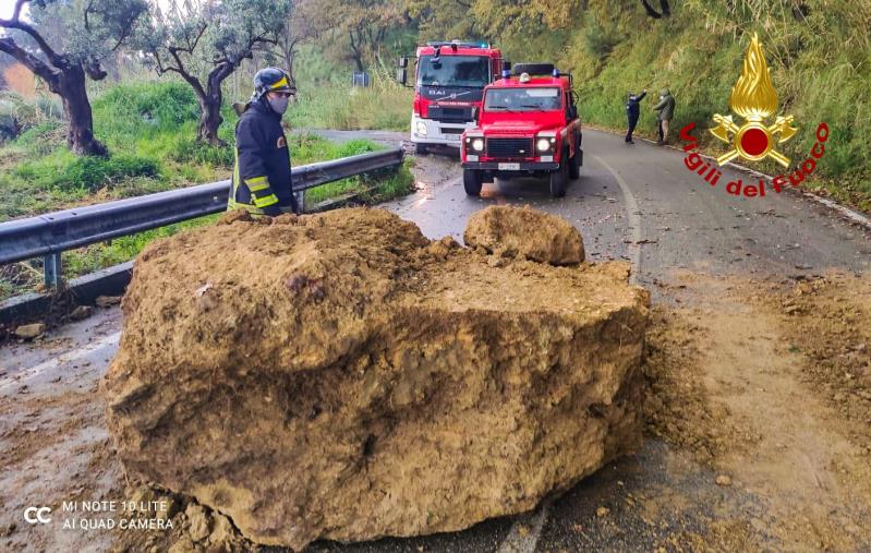 images Cosenza. Frana sulla Strada Provinciale 9 per Orsomarso: traffico interrotto