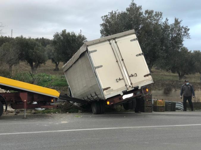 images Cropani. Camion finisce fuori strada sulla Statale 106 (FOTO) 