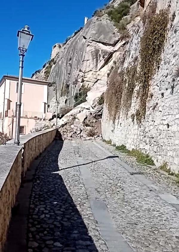 images Crollo improvviso nel centro storico di Amantea