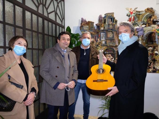 images La Calabria ricambia il dono alla Campania consegnando una chitarra dei maestri liutai di Bisignano 