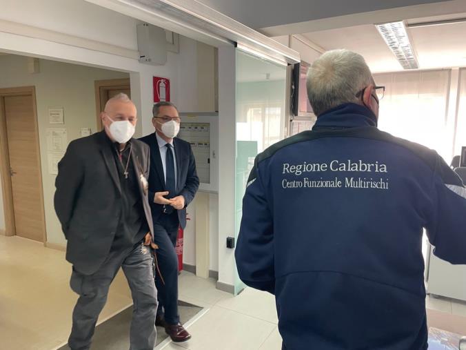 Assessore De Caprio in visita al Multirischi: "Potenziare Arpacal scelta obbligata per proteggere l'ambiente" (FOTO)