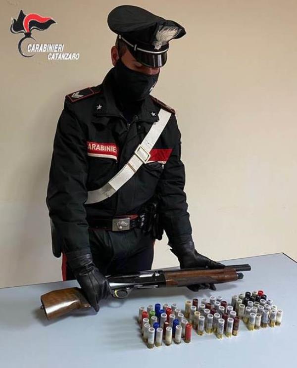 images Maida. Nella proprietà di famiglia con un'arma clandestina e le munizioni: arrestato un 45enne