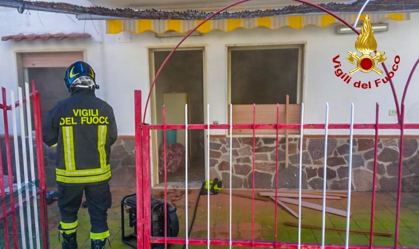 images In fiamme una casa nel parco Mirage a Santa Maria del Cedro: nessun ferito