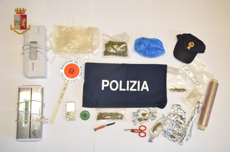 Catanzaro. Prova a disfarsi della droga lanciandola dalla finestra: arrestato un 28enne di Sellia Marina