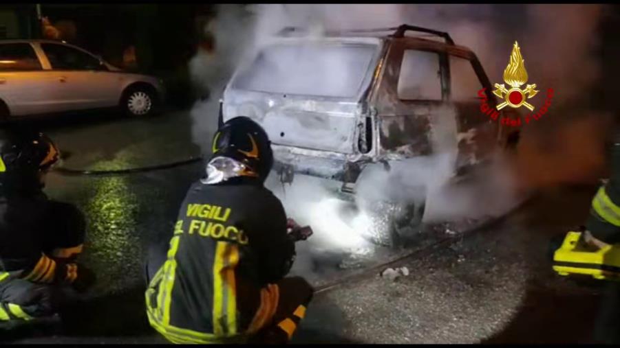 Distrutta dalle fiamme un'auto a Sant'Andrea Apostolo Marina nel quartiere delle palazzine popolari 