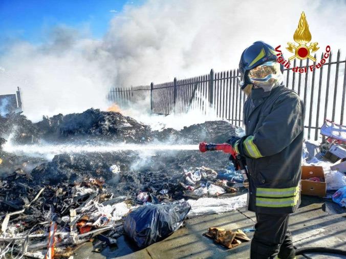 images In fiamme i rifiuti nel capannone del mercato ortofrutticolo a Crotone