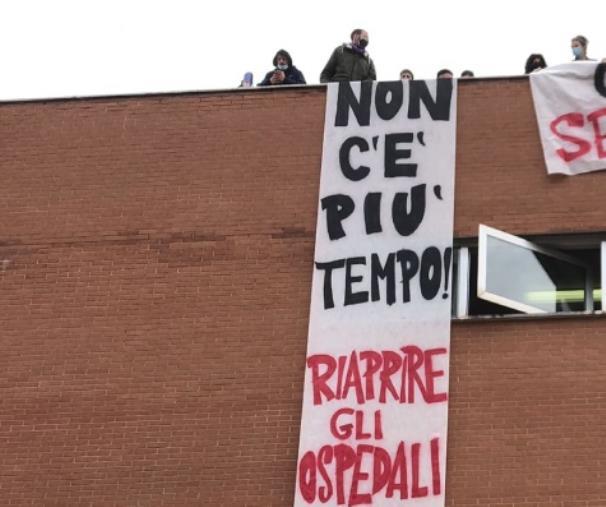 images Sanità. A Cosenza i manifestanti hanno trascorso la notte negli uffici dell'Asp