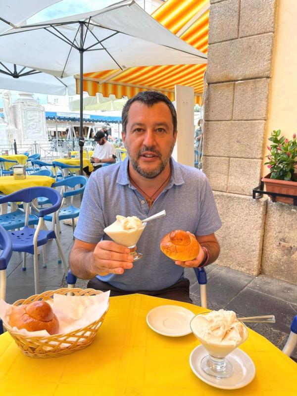 images Salvini in Calabria. Sosta per un gelato a Pizzo prima degli Stati generali 